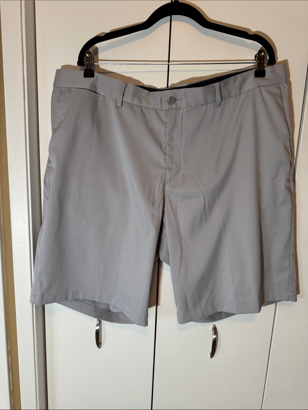 Nike Men's Light Gray Flat-Front Golf Shorts